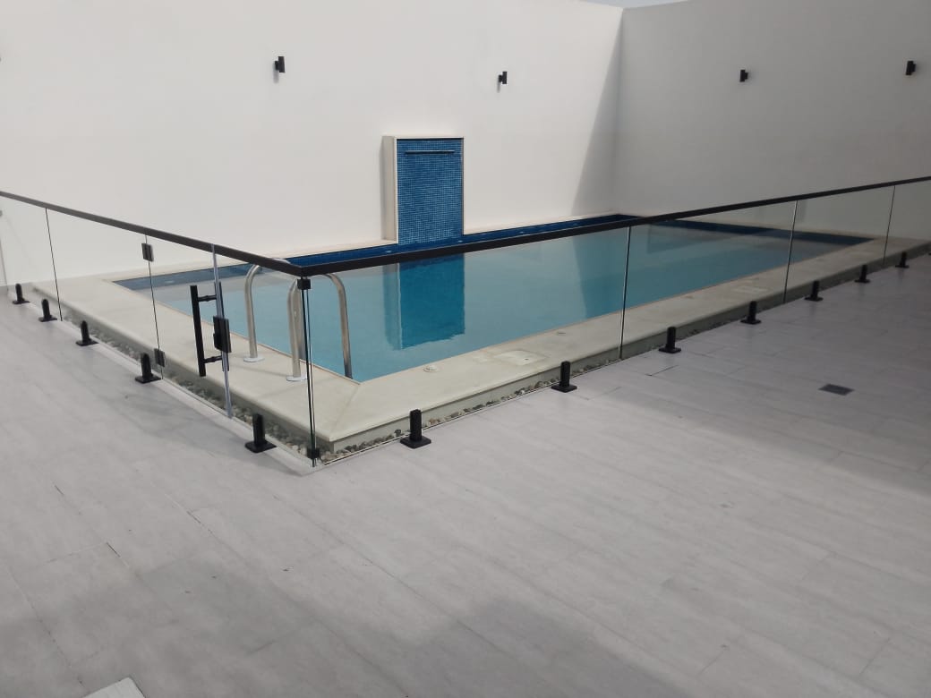 زجاج سيكوريت للمسابح